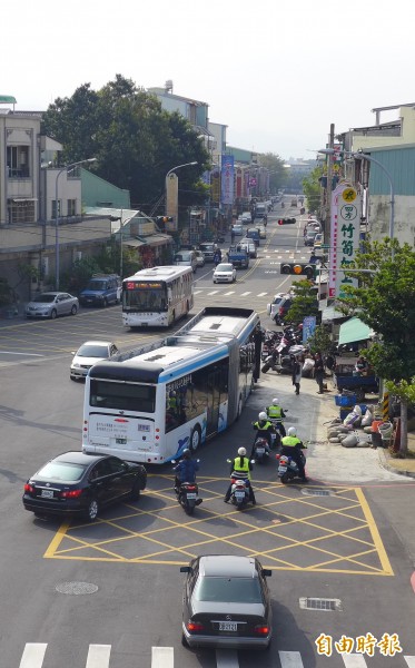 民代要求BRT行駛太平區讓民眾體驗，4名員警騎車隨行引導交通。（記者俞泊霖攝）