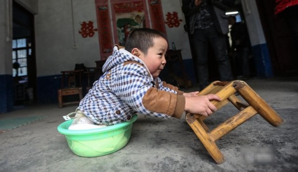 中國4歲男童李海峰前年遭遇車禍重傷，截去下肢，但他並沒有因此喪氣，樂觀面對生活，最喜歡和弟弟「賽跑」，由於長期使用雙手「行走」，練就驚人臂力。（圖片擷取自東網）