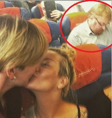 俄羅斯女同志在反同性戀議員米洛諾夫（Vitaly Milonov）前接吻自拍，照片在社群網站上迅速流傳。（圖擷取自Kseniya Infinity臉書）