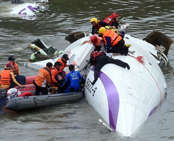 救難人員搶救墜河乘客中。（記者方賓照攝）