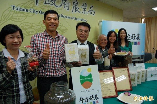 不用農藥種稻的農民洪國勝（右三），傳承微生物菌給新農人蘇程隆（左二）種出有機米，吸引科技新貴跟隨投入有機稻米種植行列。（記者王涵平攝）