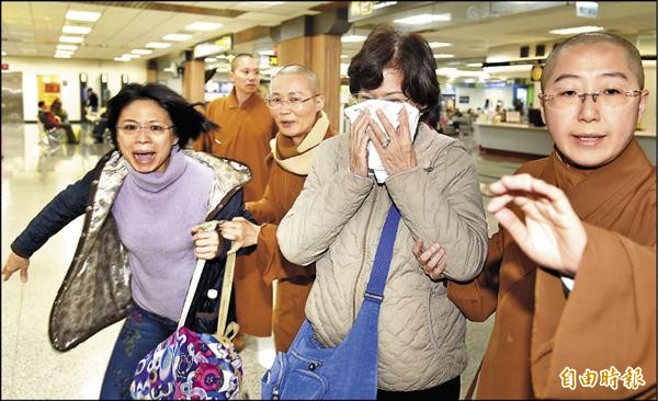 復興航空一架班機昨日墜落基隆河，已知多人罹難，松山機場復興航空櫃台前，旅客家屬到場關切親人狀況，難掩哀傷與心焦。（記者廖振輝攝）