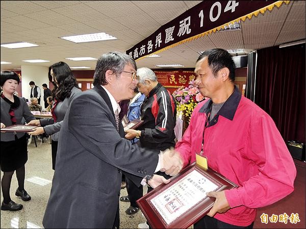 嘉市農會小組長游啟琳（右）昨接受副市長侯崇文頒獎表揚。（記者丁偉杰攝）