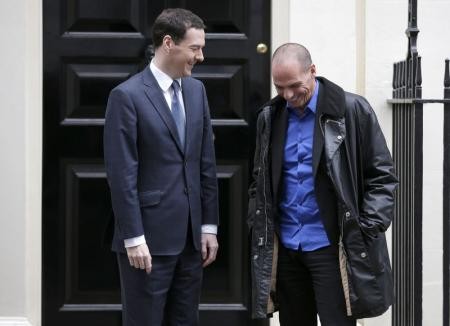 希臘財長瓦魯費克斯（右）在2日與英國財長奧斯本會談時，穿著跟對方相較之下十分輕鬆，惹來不少議論。（路透）