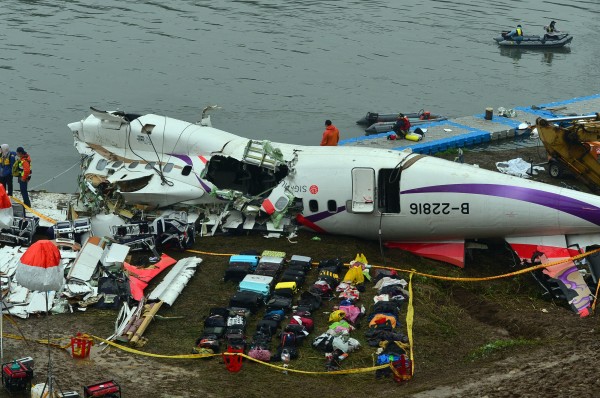 復興航空空難，5日早上，警消、軍方搜救人員整裝開始進行水下搜救任務，全力搶救12名失蹤乘客。（記者王藝菘攝）