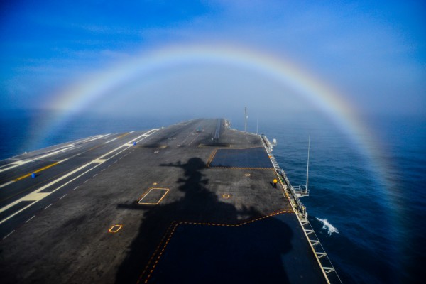 美國海軍攝影師拍下航空母艦穿過彩虹的奇景，十分罕見美麗。（臉書：USS John C. Stennis （CVN 74））