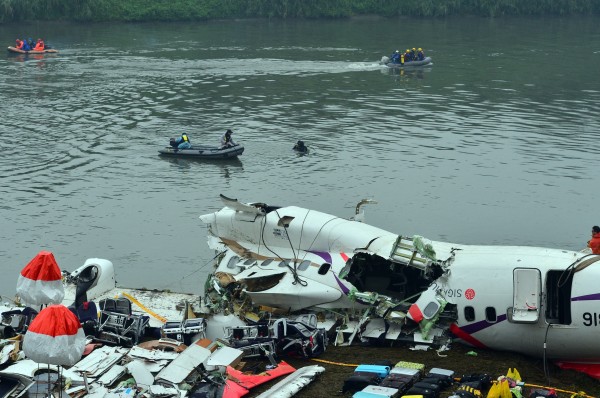 復興航空空難，5日早上，警消、軍方搜救人員開始進行水下搜救任務，潛水員在失事附近河中搜尋，中客家屬今下午將陸續抵台處理後續事宜。（記者王藝菘攝）