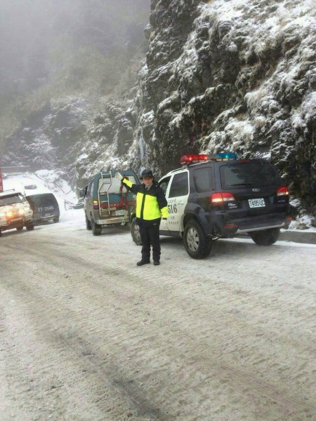 合歡山今天雖未降雪，但昨天的積雪未融，路面也結了厚厚的冰，警方加強交通疏導。（圖由仁愛分局提供）