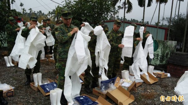 南投縣出現首宗禽流感疫情，軍方動員協助撲殺及消毒作業。（記者陳信仁攝）