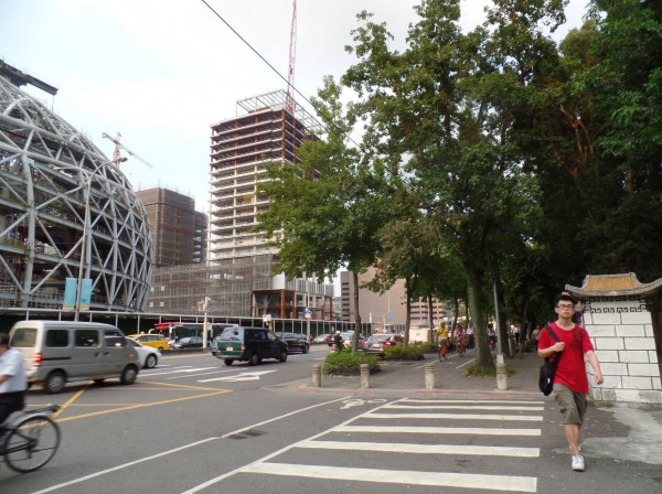  捷運局將於大巨蛋對街的國父紀館內園區左右兩側闢疏散道出入口，也將移植人行道樹木。（資料照，記者郭安家攝）