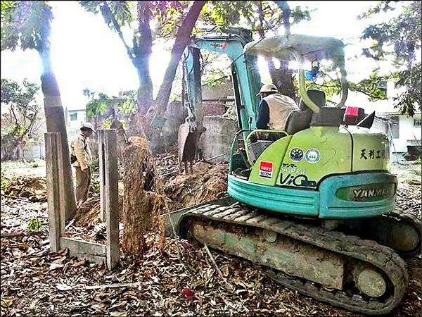 飛雁新村都更案擅自挖地，護樹團體質疑市府監督能力。（圖由護樹團體提供）