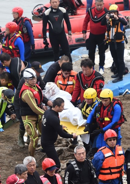 今天上午9時40分許，尋獲1具女性遺體。（記者王敏為攝）