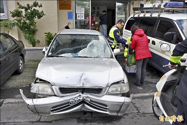 肇事車原先是刁妻所駕駛，妻子下車才改由刁翁駕駛。 （記者游明金攝）