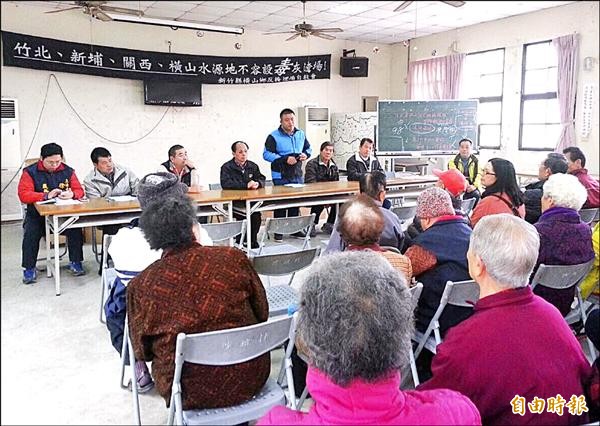 原遭判決撤銷環評的新竹縣橫山鄉灰渣掩埋場案死灰復燃，當地鄉親昨天集會決定再次成立自救會抗爭到底。（記者蔡孟尚攝）