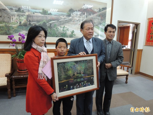 天生無臂的生命小鬥士林育夙致贈畫作給澎湖縣長陳光復。（記者劉禹慶攝）