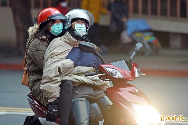 昨天各地氣溫偏低， 台北騎士穿了不少保暖衣物。（記者羅沛德攝）