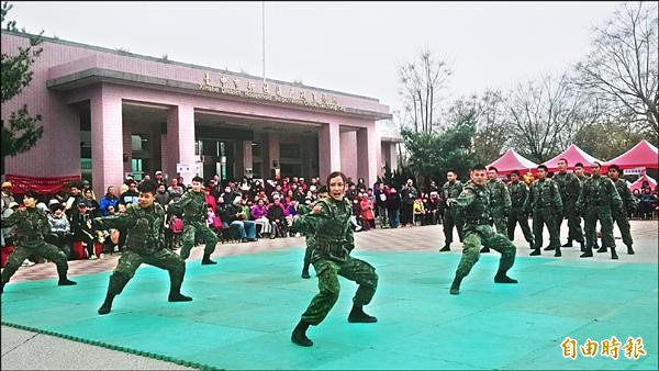 國軍女戰士高聲喝叫搏擊，氣勢震攝全場。（記者張瑞楨攝）