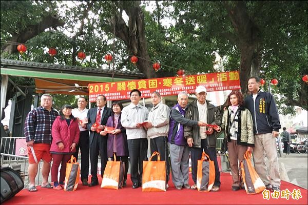 中華民國不孕症基金會理事長李茂盛（右四）與市長林佳龍（右六）共同發放物資及加菜給弱勢戶。（記者蘇金鳳攝）