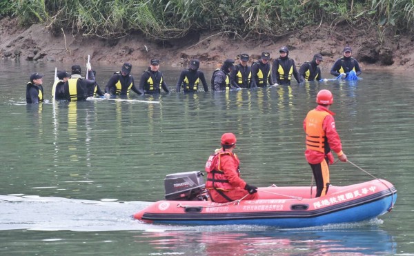 海軍水下作業大隊弟兄13人，串成一條人鍊搜尋。（記者劉信德攝）