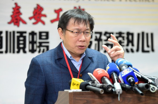 台北市長柯文哲表示，基於尊重專業意見，他已簽署公文同意使用人工草皮，只要價格合理，不用「懷疑東、懷疑西」。（資料照，記者王敏為攝）