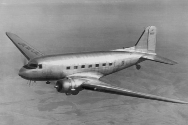 道格拉斯一架DC-3型號的客機殘骸，在失蹤54年後被找到。（圖片擷取自英國《鏡報》）