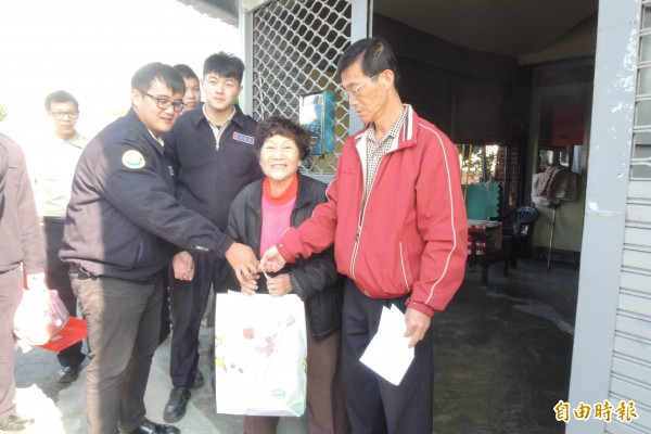 台東市四維里長楊耀乾（右一）與替代役男送給獨居長者民生物資。（記者張存薇攝）