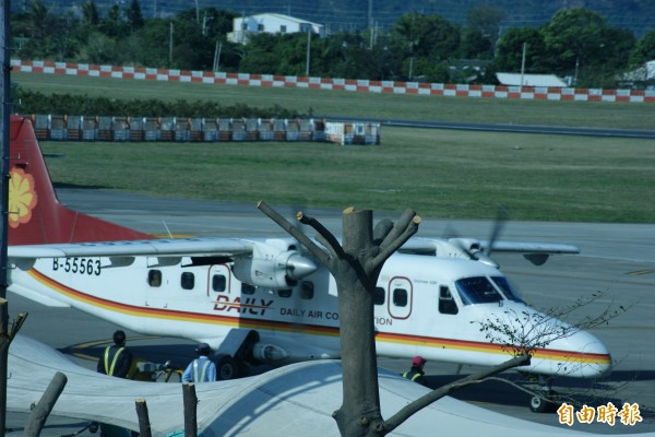 德安航空台東往蘭嶼飛機今天上午發生引擎安培電壓指示燈未亮情形，該班機旅客兩度上飛機，才飛往蘭嶼。（記者王秀亭攝）