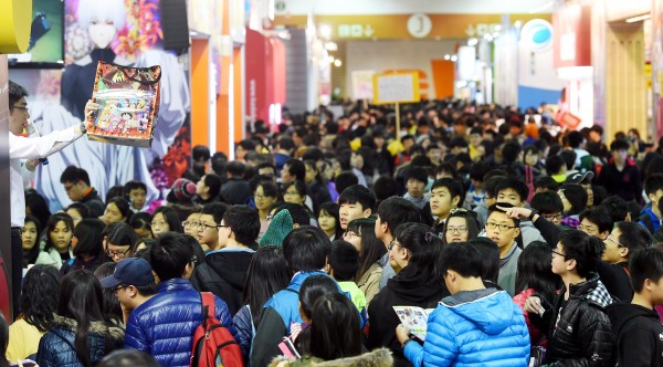 台北國際動漫節10日開幕，展場擠滿排隊動漫迷搶購商品。（記者張嘉明攝）