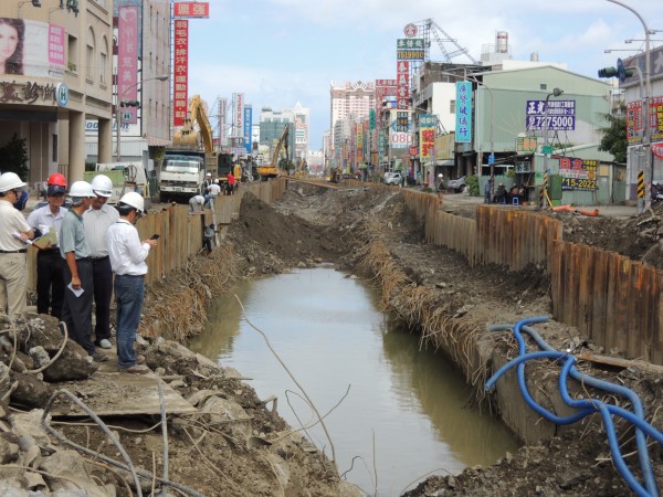 高雄氣爆案造成重大死傷，，監院今天召開的財經委員會原本要提出糾正案，最後提案監委李月德等人決定全案保留，重新思考後再提案。圖為高雄氣爆災區畫面。（資料照，記者洪定宏攝）