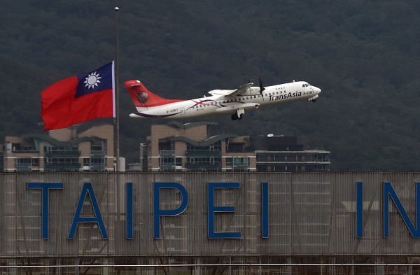 復興航空空難頭七,今日台北國際航空站等全國行政機關降半旗致哀。(記者簡榮豐攝)
復興航空空難頭七,今日台北國際航空站等全國行政機關降半旗致哀。(記者簡榮豐攝)