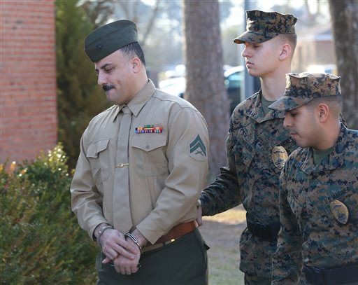 黎巴嫩裔美國海軍陸戰隊下士哈桑（Hassoun，左）疑似逃兵役，現在面對27年最高刑期，但他宣稱自己是被綁架不是逃兵，而真相還有待軍事法庭調查。（圖片擷取自azdailysun）