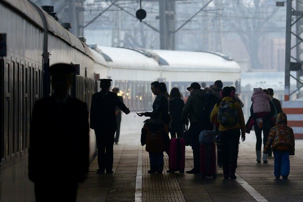 日前卻有一名男子在火車站追打老父親，當地警方介入後發現，男子打人的動機竟是嫌老爸爸沒錢買機票，搭火車回家太丟臉。（資料照，法新社）