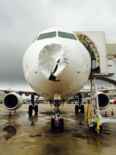 巴西TAM航空一架客機起飛後遭到冰雹襲擊，機身嚴重損壞，機鼻整個撞破。（圖擷取自《網易新聞》）