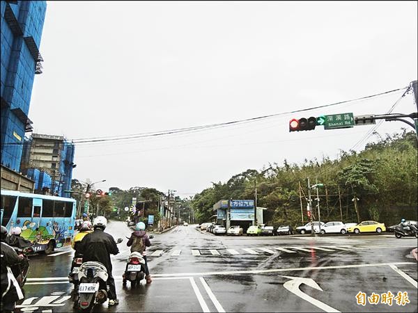 信義區孝東、深溪路口由深澳坑路從中穿過，形成四岔路口，下班尖峰時段，車輛壅塞嚴重。（記者俞肇福攝）