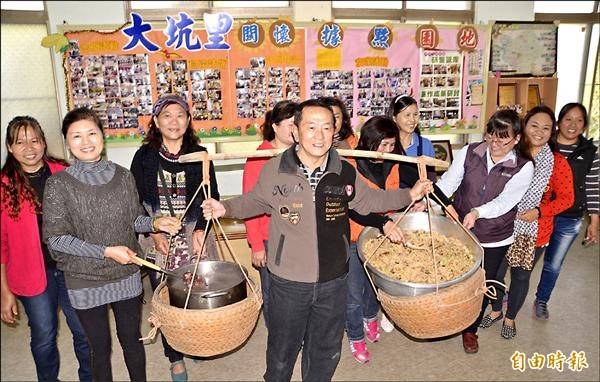 新化大坑里的「挑飯擔」遠近馳名，首度舉辦廚藝教學，並將爭取列入市定民俗。（記者吳俊鋒攝）