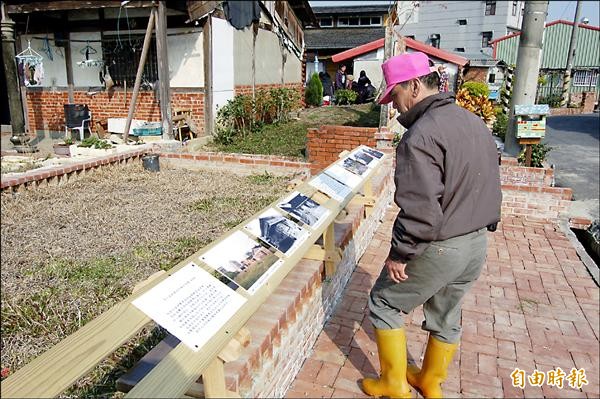 新營社區大學學員在後壁區仕安社區老屋聚落舉辦街拍照片展，吸引農民駐足觀賞。（記者王涵平攝）