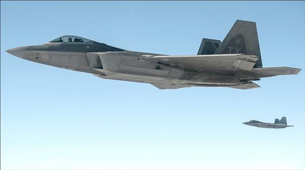 美國國防部十日發布的新聞照片顯示，兩架F-22猛禽式匿蹤戰機一月三十日從佛羅里達州基地飛往伊拉克，支援以美國為首的多國盟軍打擊「伊斯蘭國」行動。（歐新社）