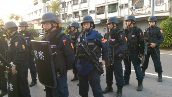 警方準備攻堅。（記者洪臣宏攝）
