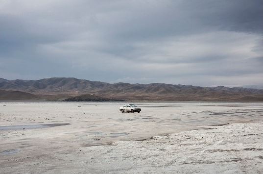 「爾米亞湖」曾是中東最大的鹹水湖，如今卻已幾乎完全乾涸。（圖擷取自「CNN」）
