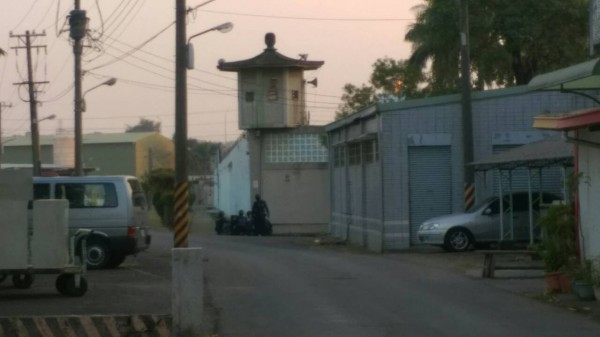 高雄大寮監獄下午驚傳受刑人挾持獄警、替代役男及典獄長陳世志。(記者洪臣宏攝) 高雄大寮監獄下午驚傳受刑人挾持獄警、替代役男及典獄長陳世志。(記者洪臣宏攝)