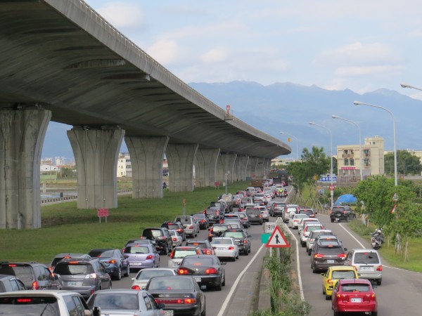 春節連假共6天，不少民眾將趁連假出遊，為防止塞車，公路總局規劃了替代道路供民眾參考。（資料照，記者王揚宇攝）