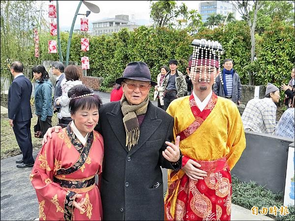 黃春明（中）在黃大魚兒童劇團成員陪同下入場參加宜蘭童話公園啟用典禮。（記者王揚宇攝）