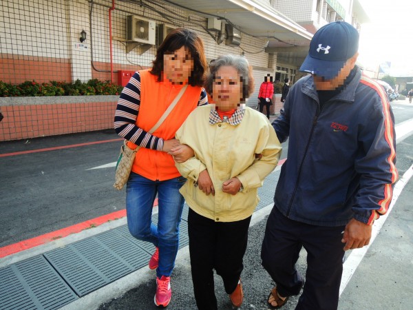 黃顯勝母親（中）前來殯儀館認屍，遺憾未見兒最後一面。（記者葛祐豪攝）