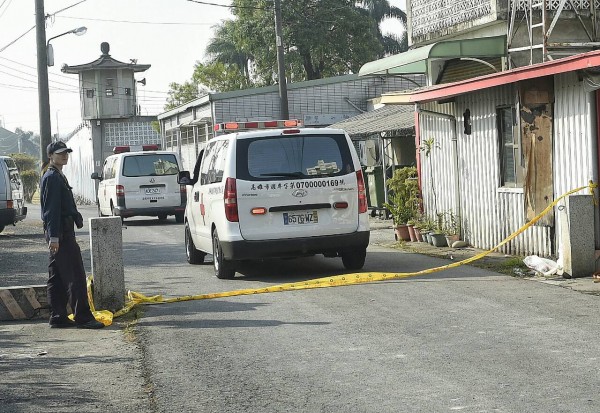 救護車到大寮監獄載走6名自戕身亡的受刑人。（記者陳志曲攝）