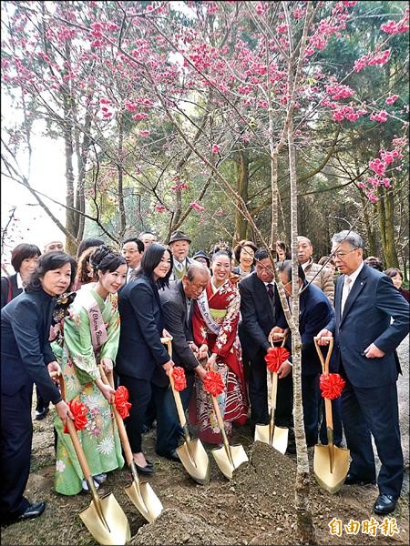 日本櫻花公主島田那英（左二）出席九族櫻花大道啟用典禮並種植櫻花樹留念。（記者陳信仁攝）