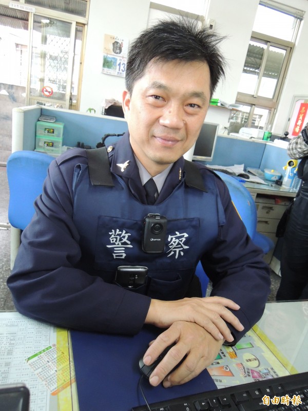 斗南派出所警員吳宏慶自掏腰包給小男生800元。（記者黃淑莉攝）