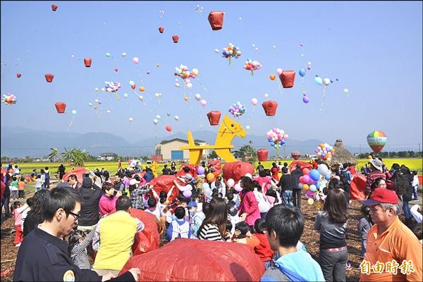 遊客們施放天燈、氣球，直呼好玩、有趣，紛紛抓緊機會拍照留念。（記者朱則瑋攝）