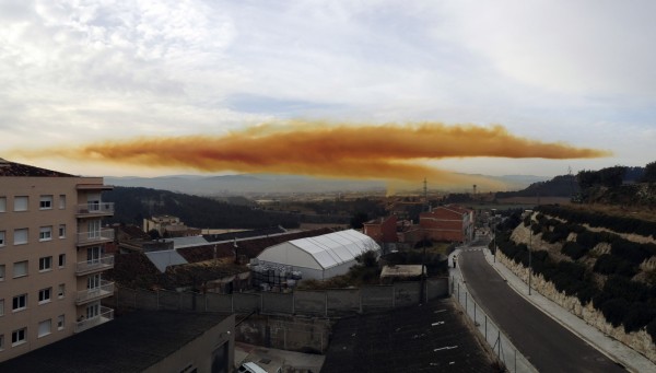 西班牙一家化學製藥工廠昨天發生爆炸，導致空氣中出現一大片濃厚的橘色毒雲。（路透）