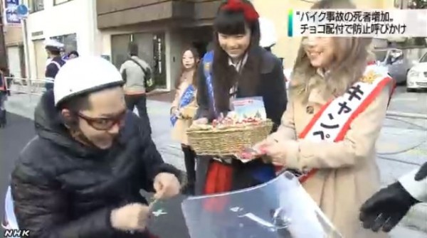 東京警方為宣導交通安全，派出女警及藝人在街頭發情人節巧克力兼呼籲行車安全。（圖擷取自《NHK》）