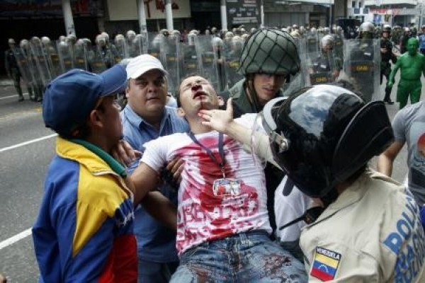 委內瑞拉昨反政府抗議活動，不少學生及民眾因與警方衝突受傷。（路透）